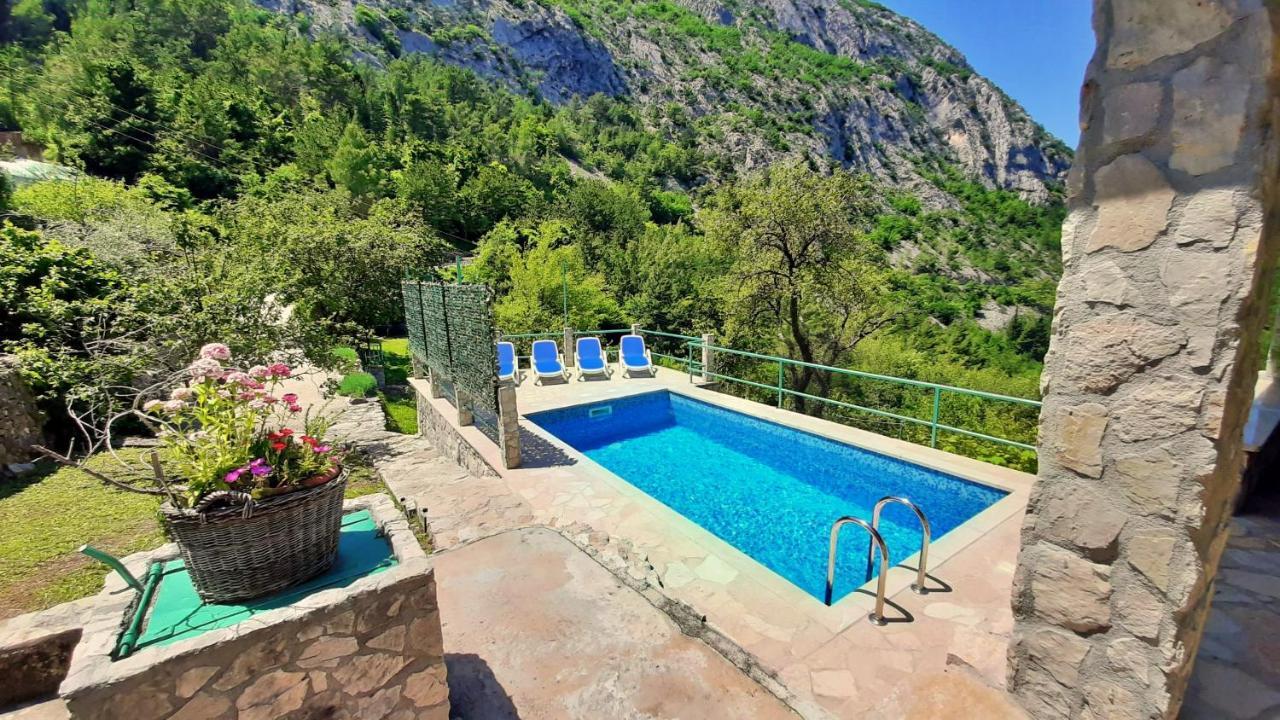 Holiday Home With A Private Pool Podspilje  外观 照片