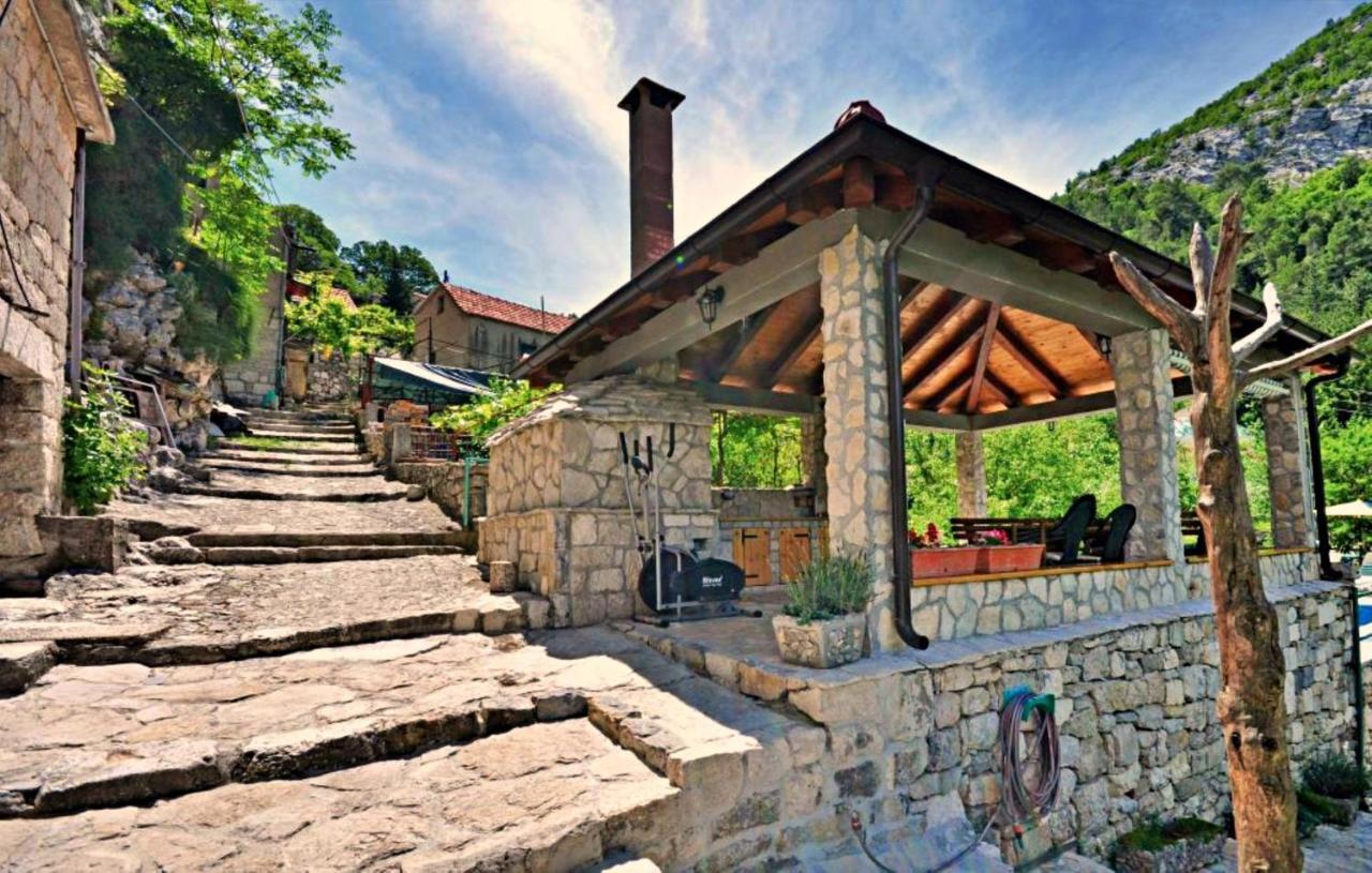 Holiday Home With A Private Pool Podspilje  外观 照片