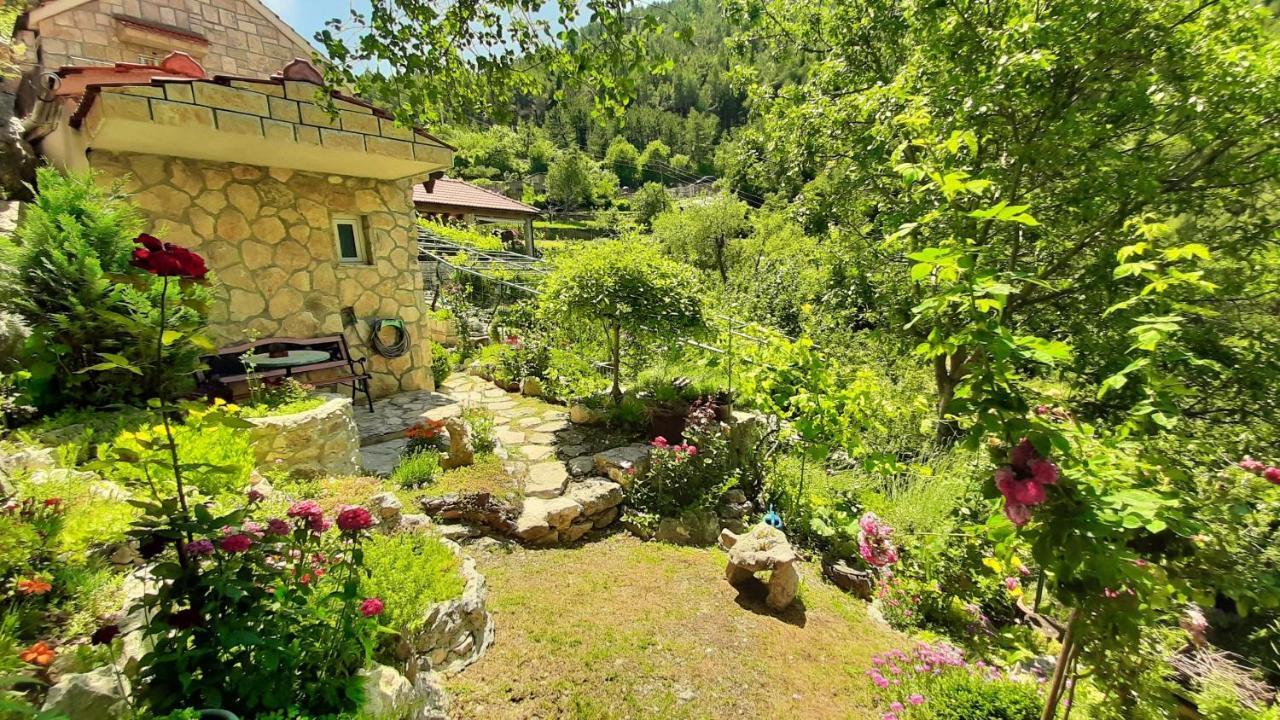 Holiday Home With A Private Pool Podspilje  外观 照片