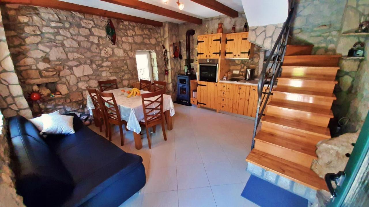 Holiday Home With A Private Pool Podspilje  外观 照片