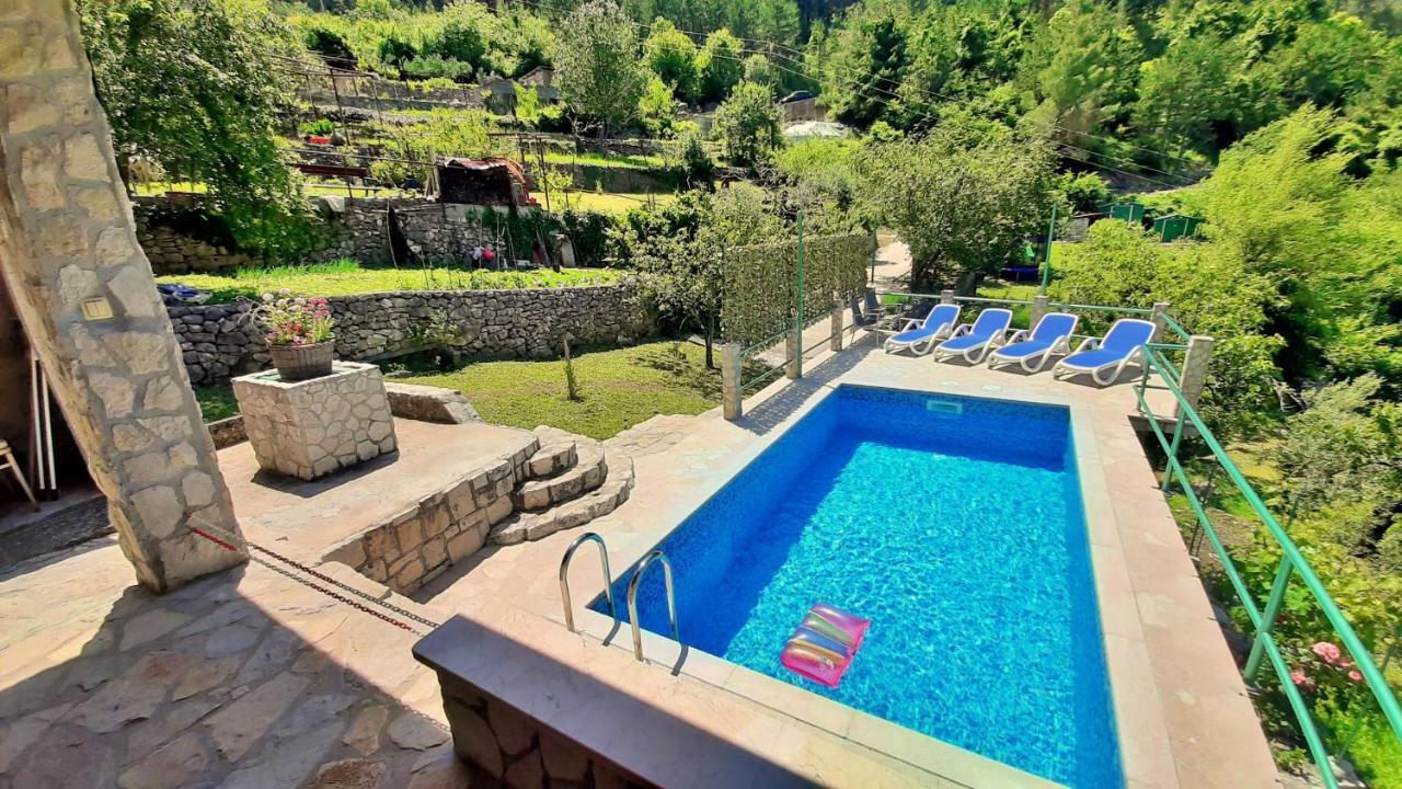 Holiday Home With A Private Pool Podspilje  外观 照片