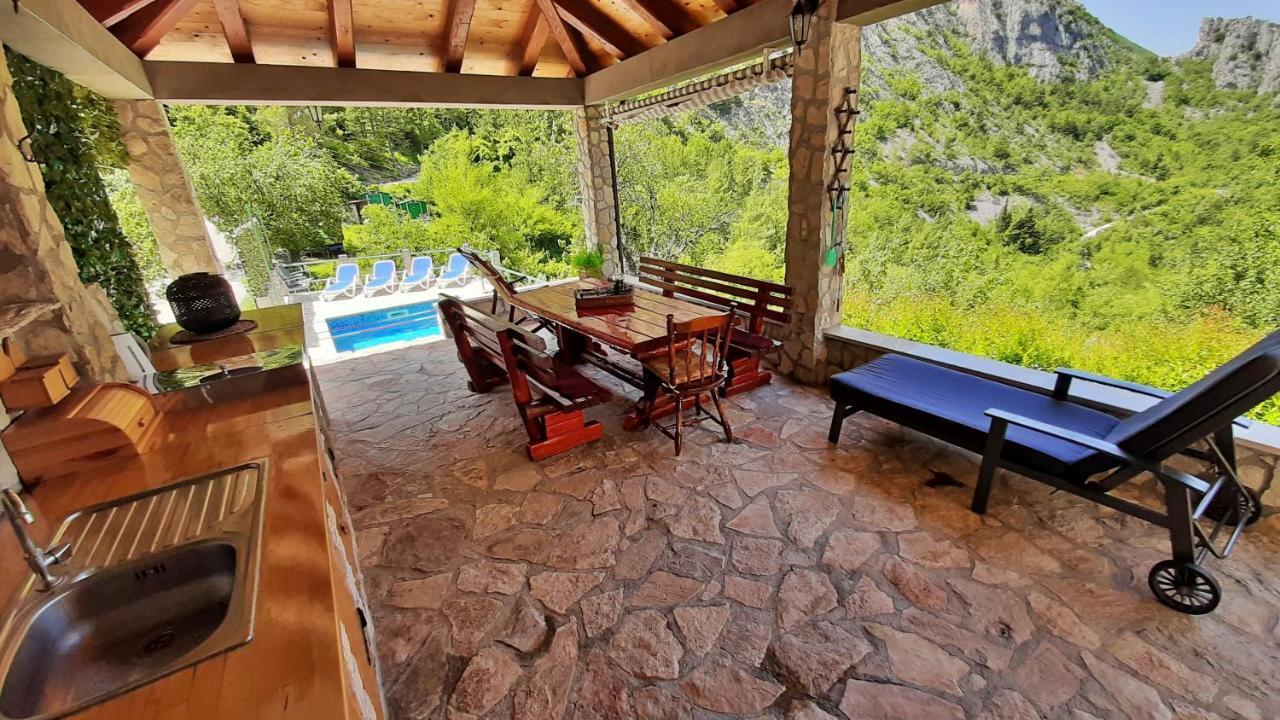 Holiday Home With A Private Pool Podspilje  外观 照片