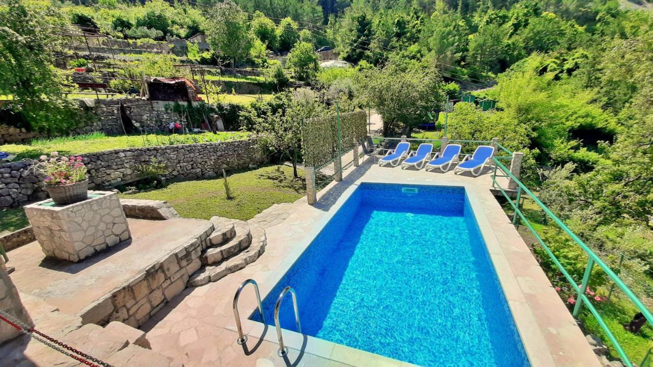 Holiday Home With A Private Pool Podspilje  外观 照片