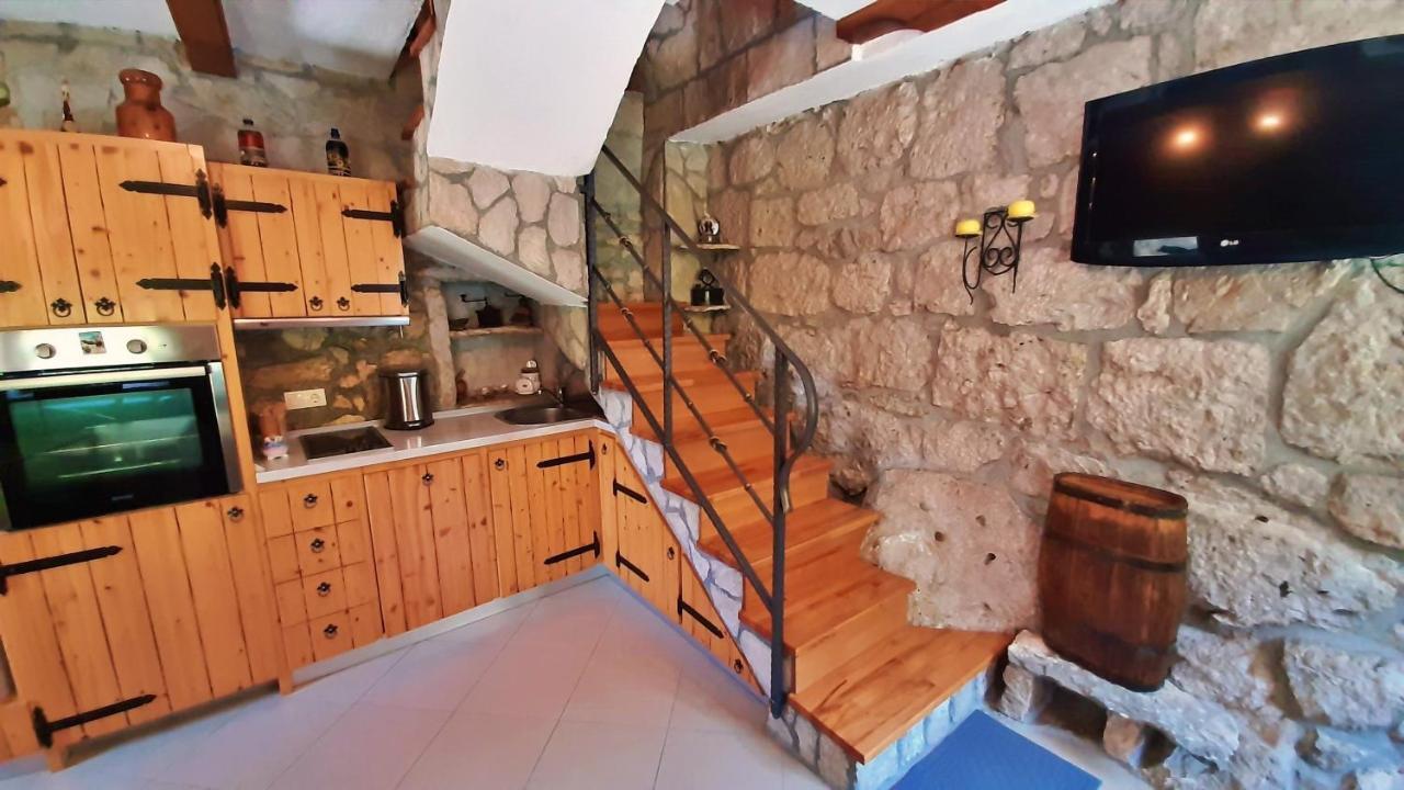 Holiday Home With A Private Pool Podspilje  外观 照片