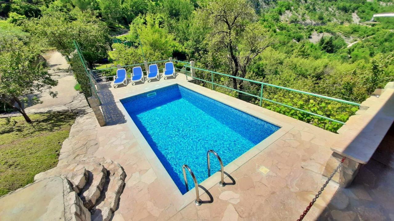 Holiday Home With A Private Pool Podspilje  外观 照片